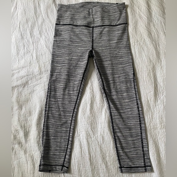 ATHLETA Ultimate Capri Tight - Picture 1 of 1